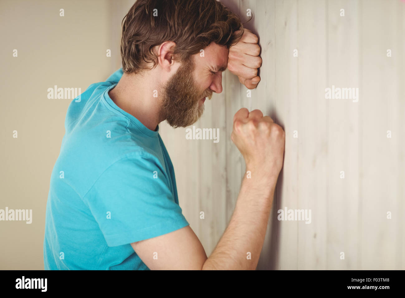 Unruhigen Hipster Wand gelehnt Stockfoto