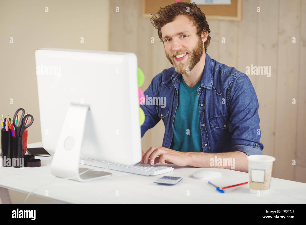 Glücklich Hipster arbeitet an seinem Schreibtisch Stockfoto