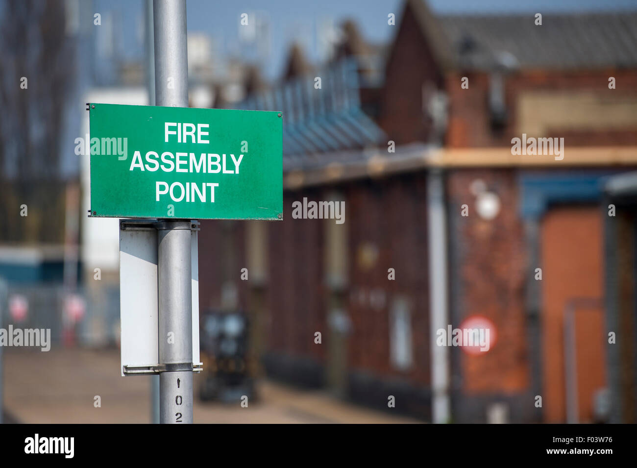 Feuer-Sammelplatz Zeichen außerhalb der Geschäftsräume in England. Stockfoto