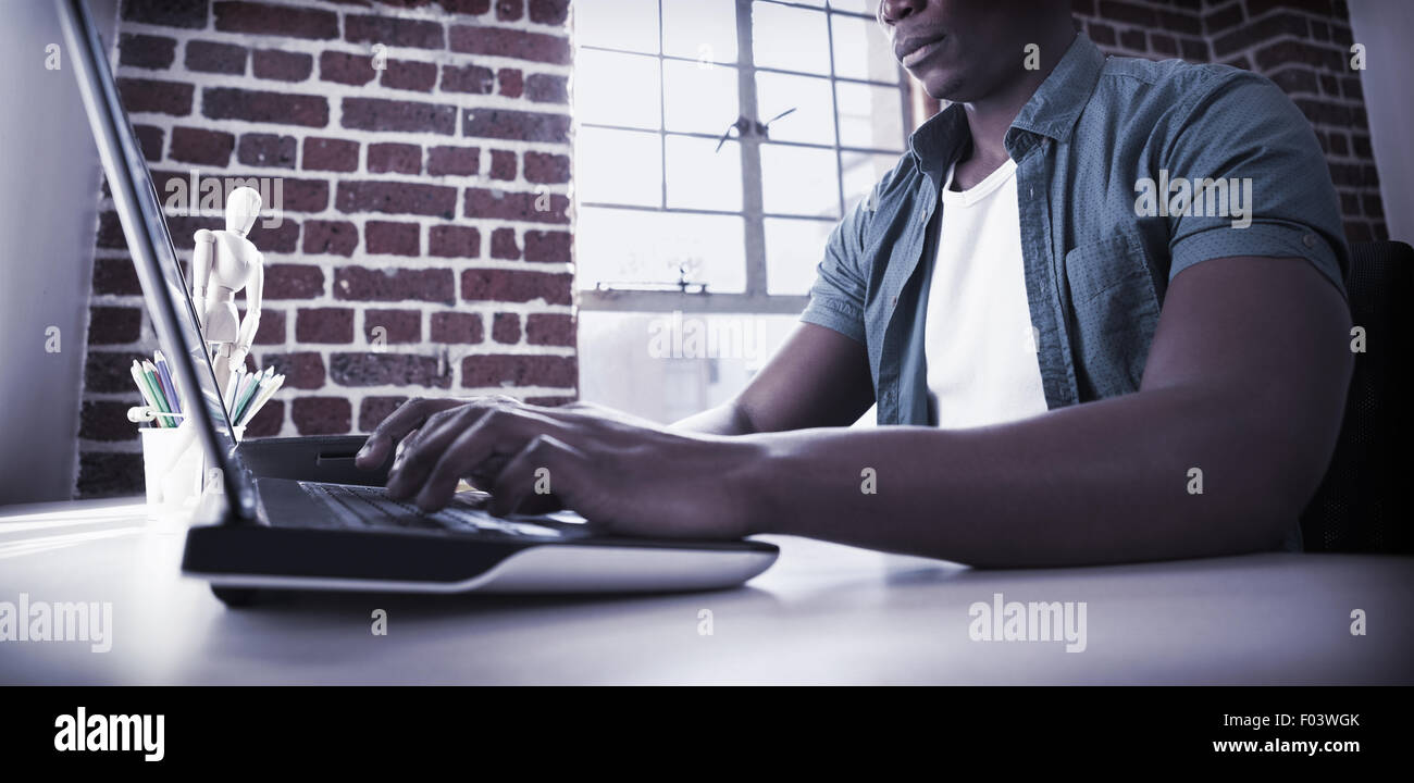 Lässige Geschäftsmann auf Laptop am Schreibtisch arbeiten Stockfoto