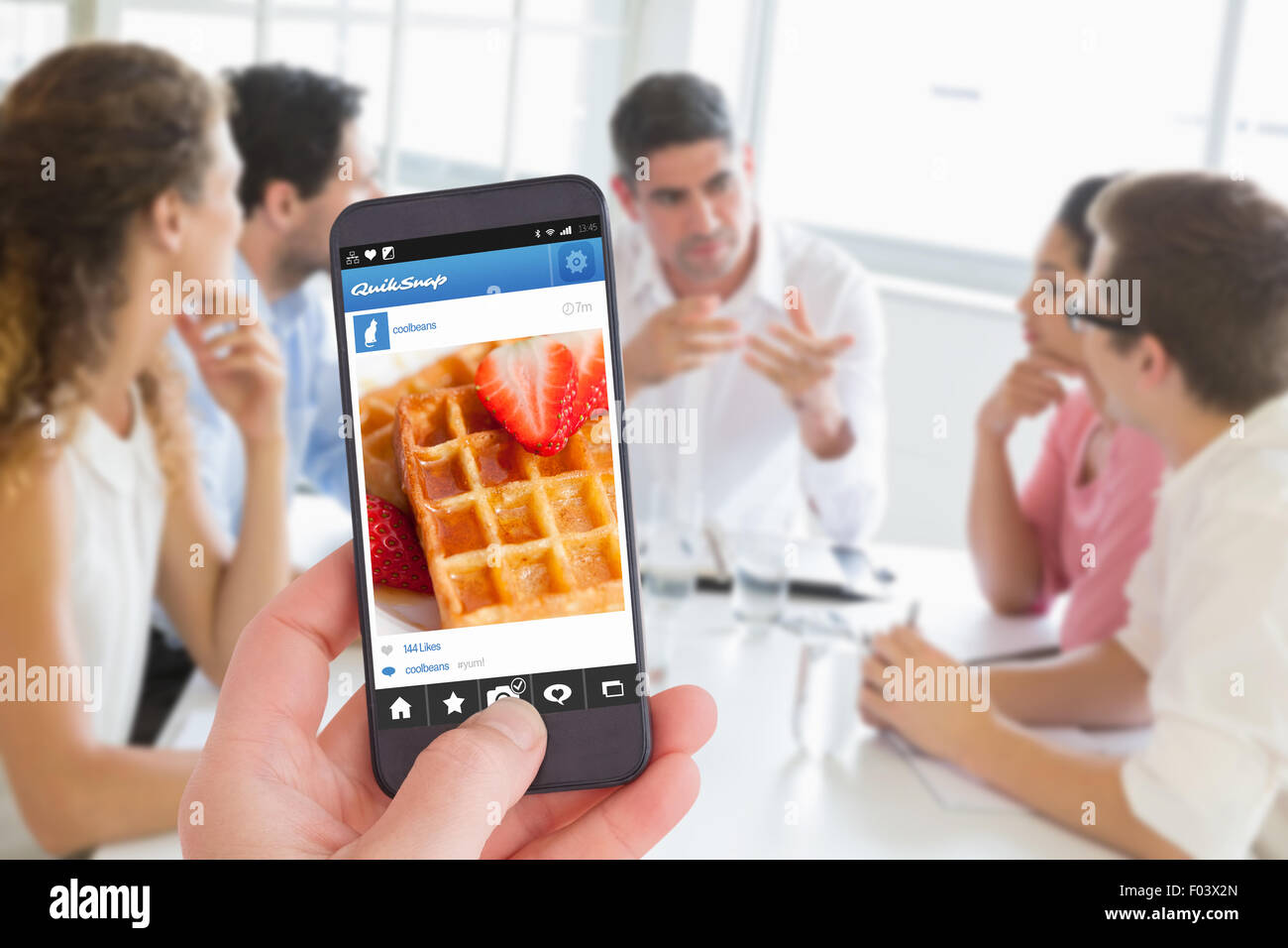 Zusammengesetztes Bild von weiblicher Hand, die eine smartphone Stockfoto