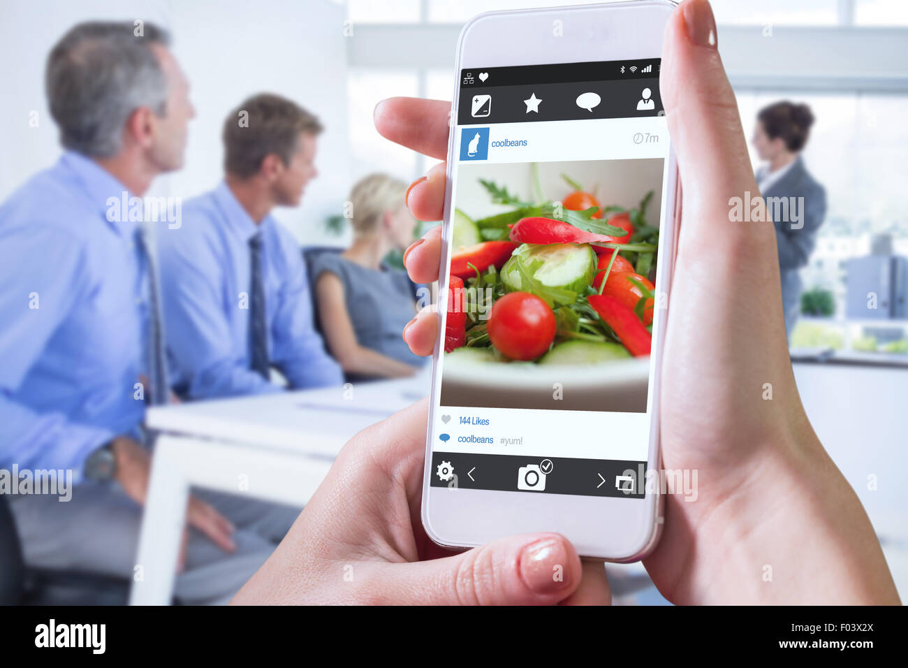 Zusammengesetztes Bild von Hand mit smartphone Stockfoto