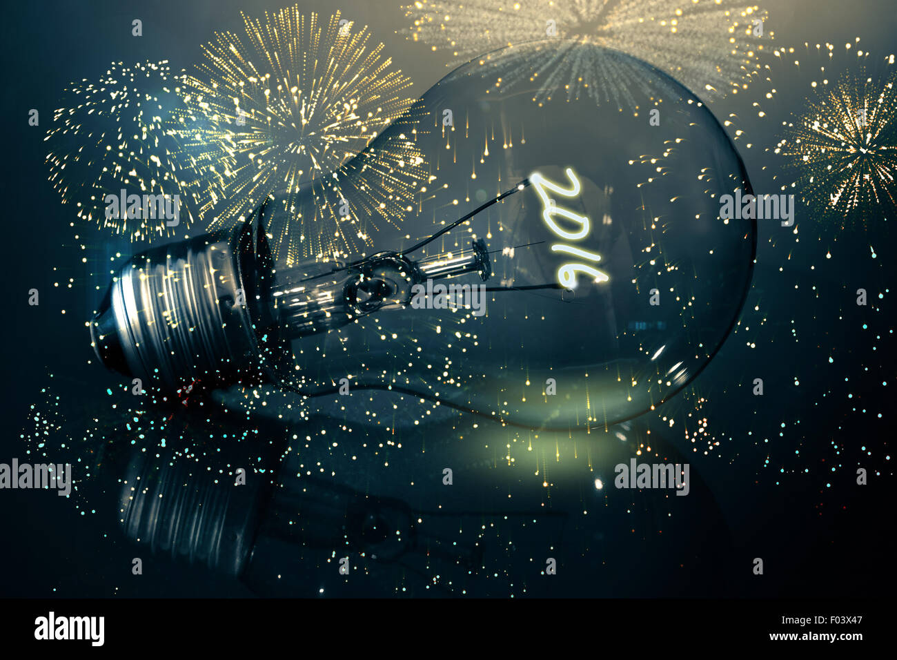 Zusammengesetztes Bild der bunten Feuerwerk explodiert auf schwarzem Hintergrund Stockfoto