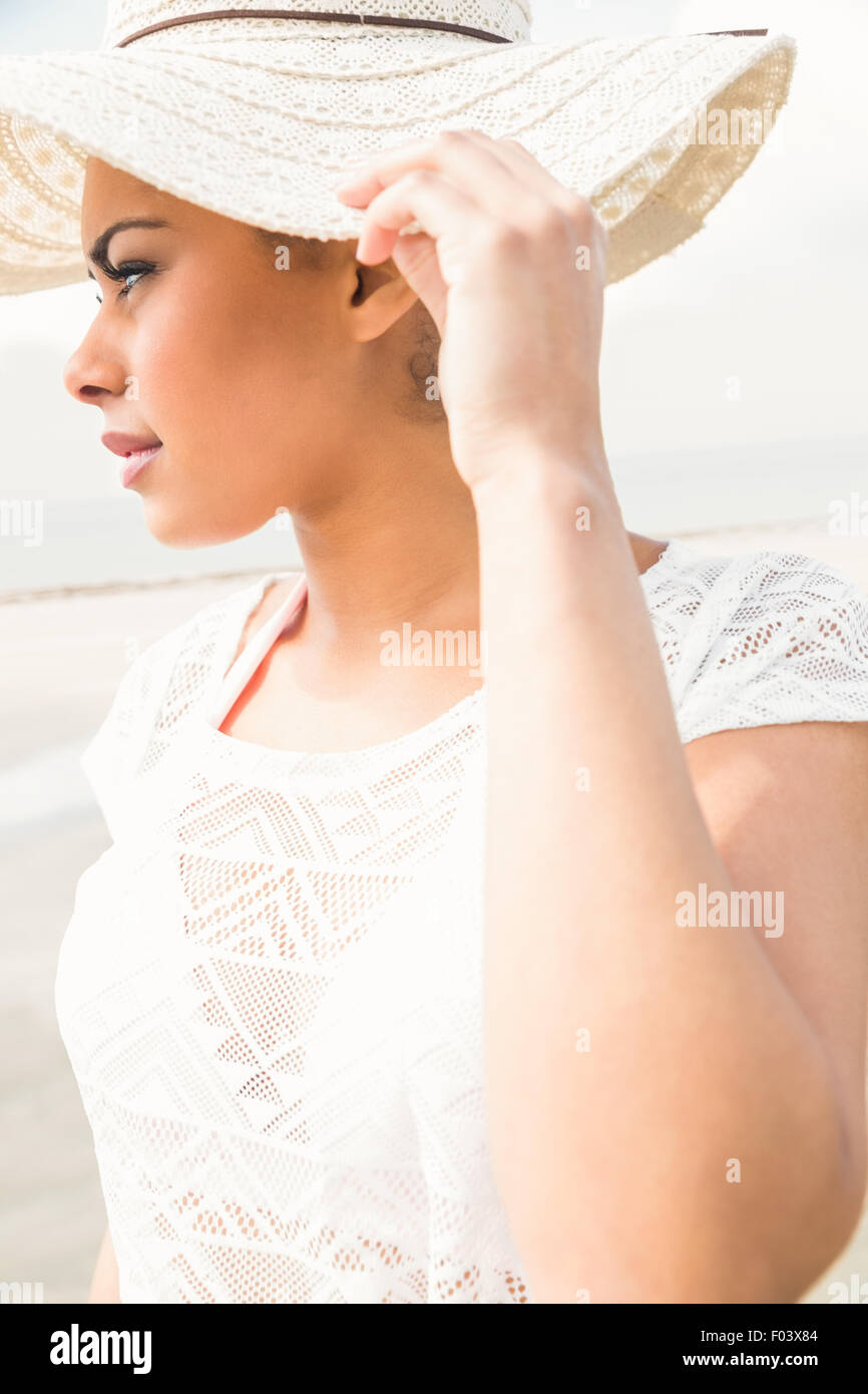 Stilvolle Mädchen Blick auf das Meer Stockfoto