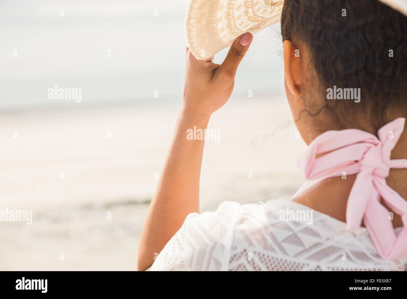 Stilvolle Mädchen Blick auf das Meer Stockfoto
