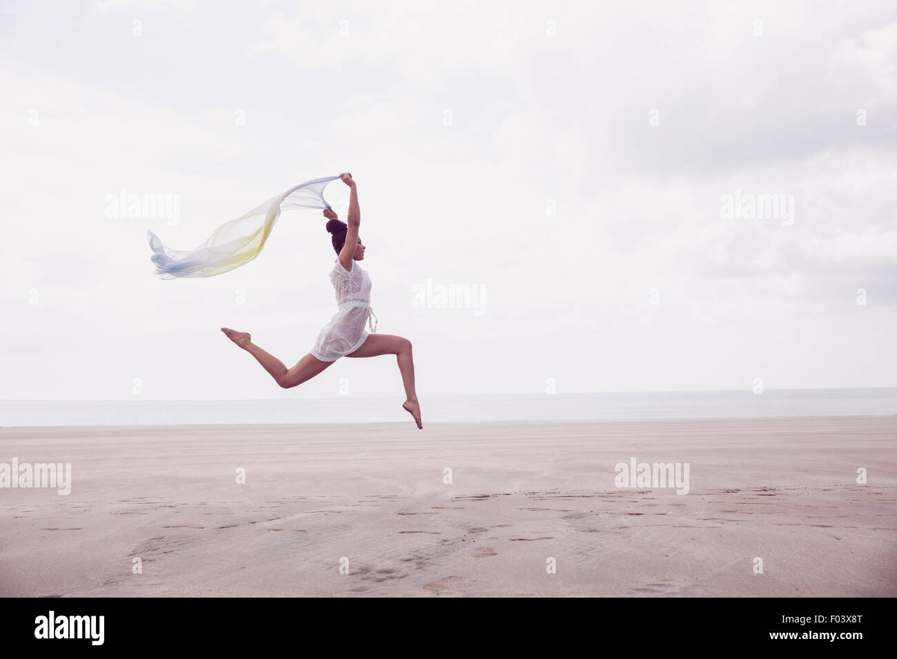 Stilvolle Frau springen mit Schal Stockfoto