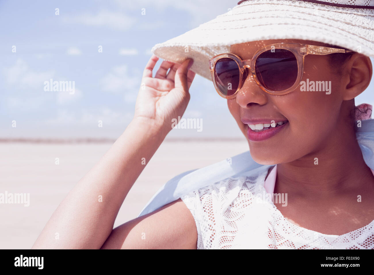 Stilvolle Frau in Hut und Sonnenbrille Stockfoto