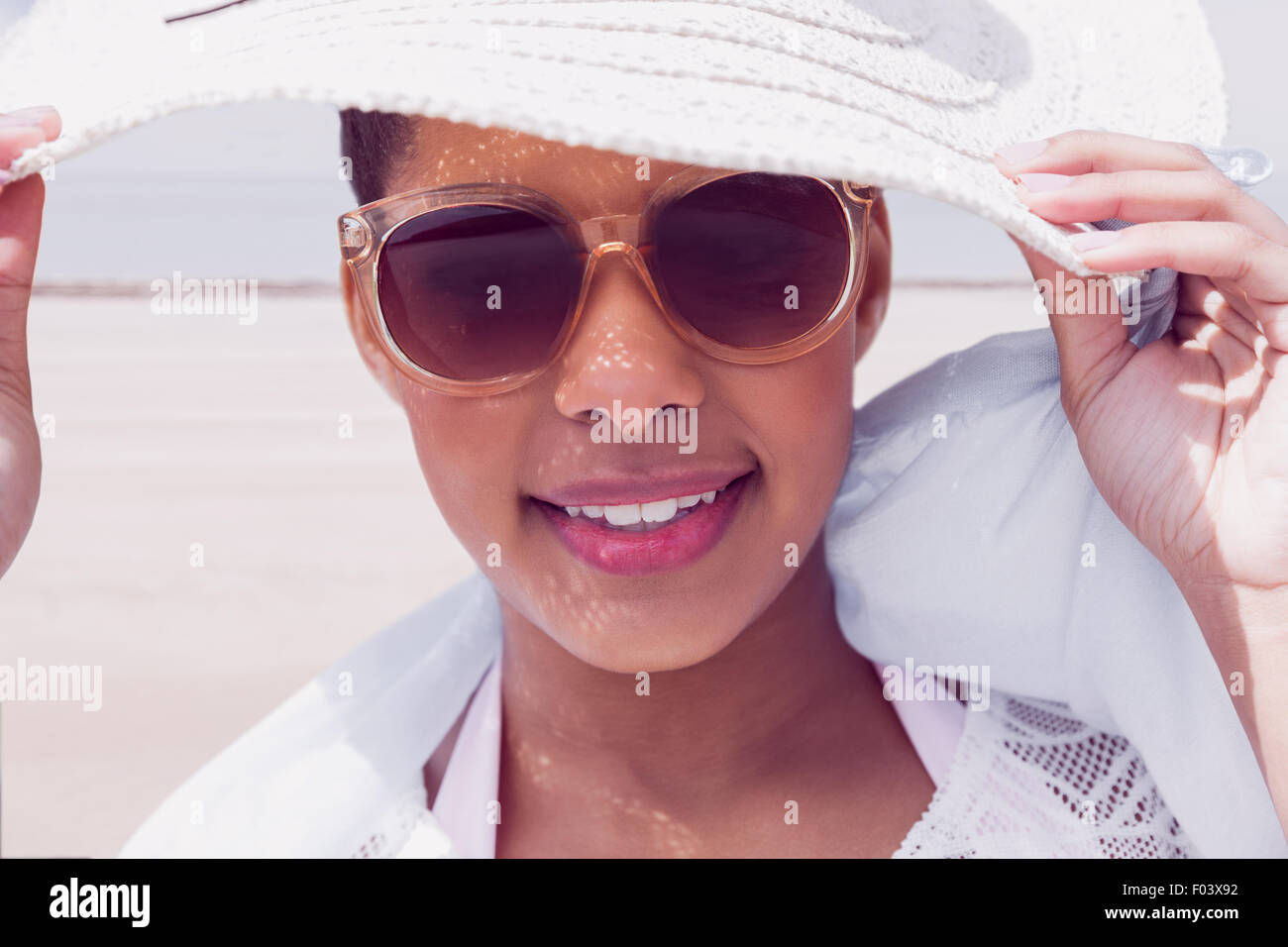 Stilvolle Frau in Hut und Sonnenbrille Stockfoto
