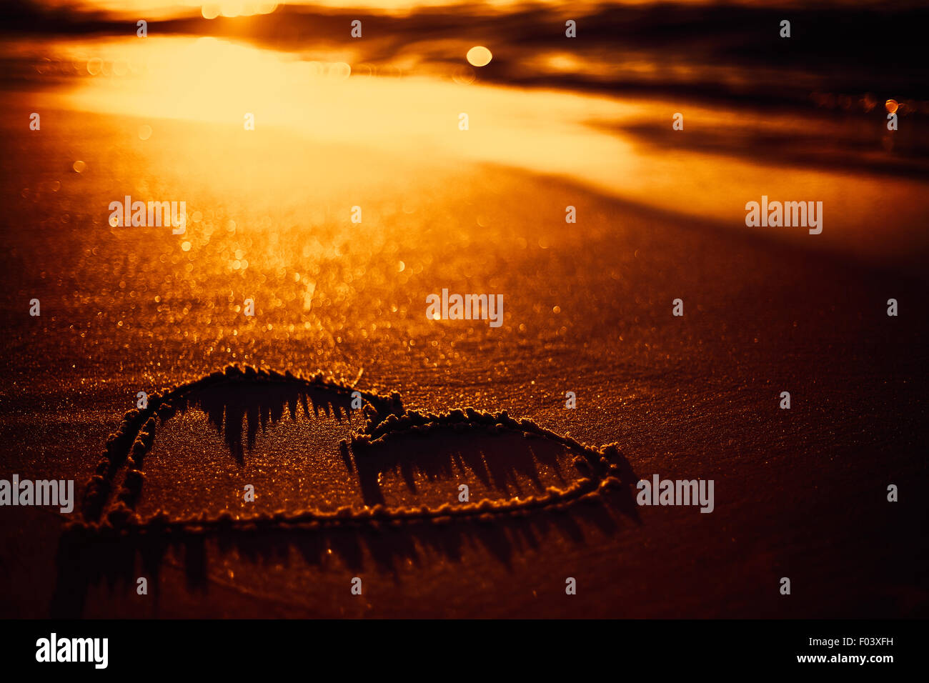 ein Herz in den Sand gezeichnet Stockfoto