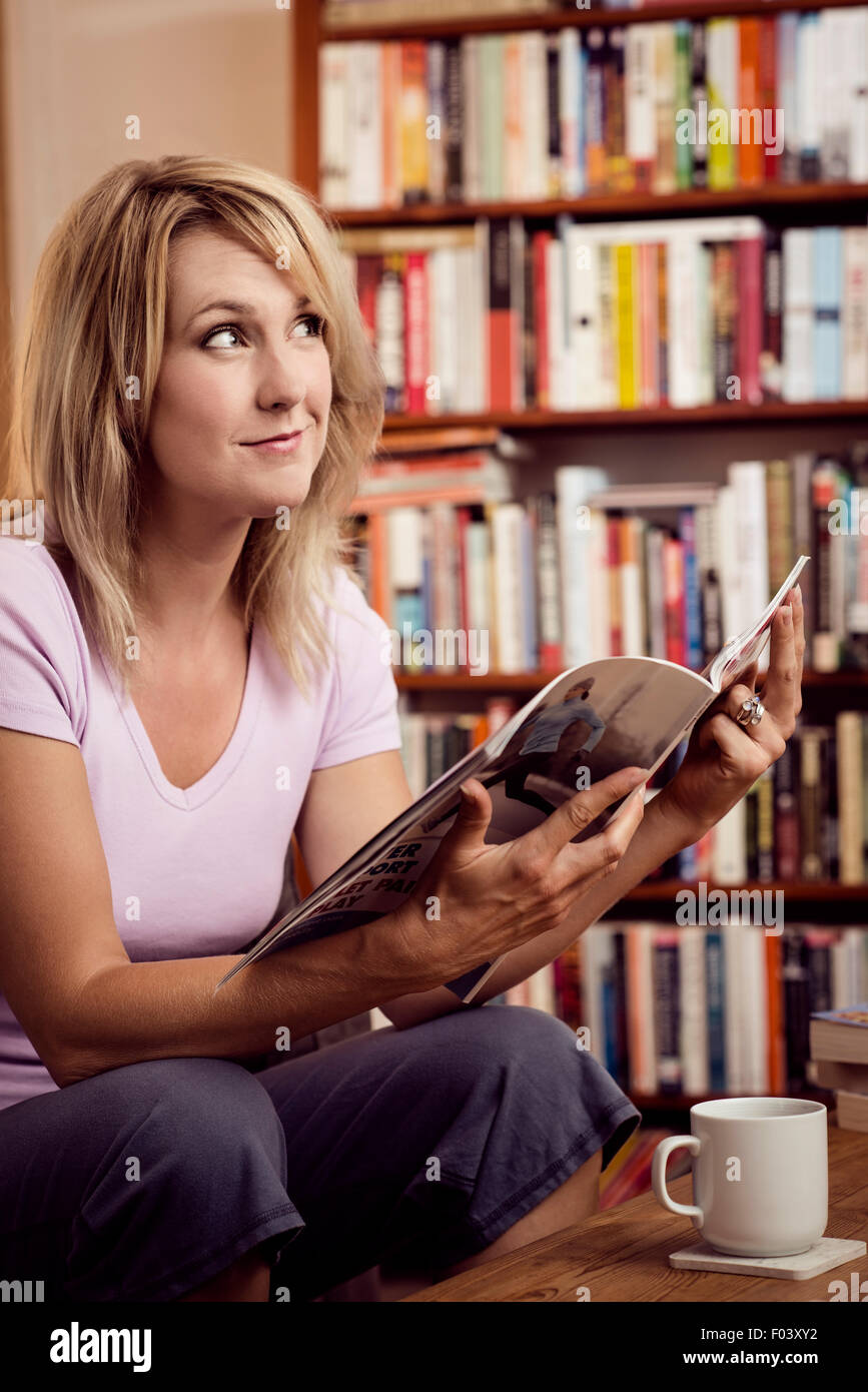 Frau zu Hause lesen Stockfoto