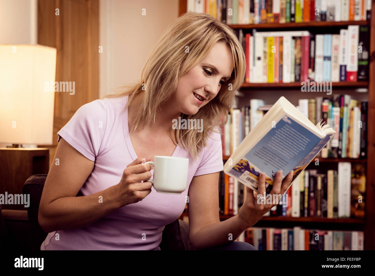 Frau zu Hause lesen Stockfoto