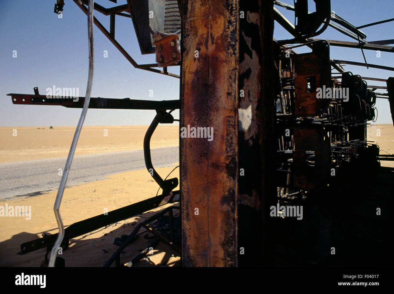 LKW-Wrack auf der Straße, Wüste Sahara, Ouargla, Algerien. Stockfoto