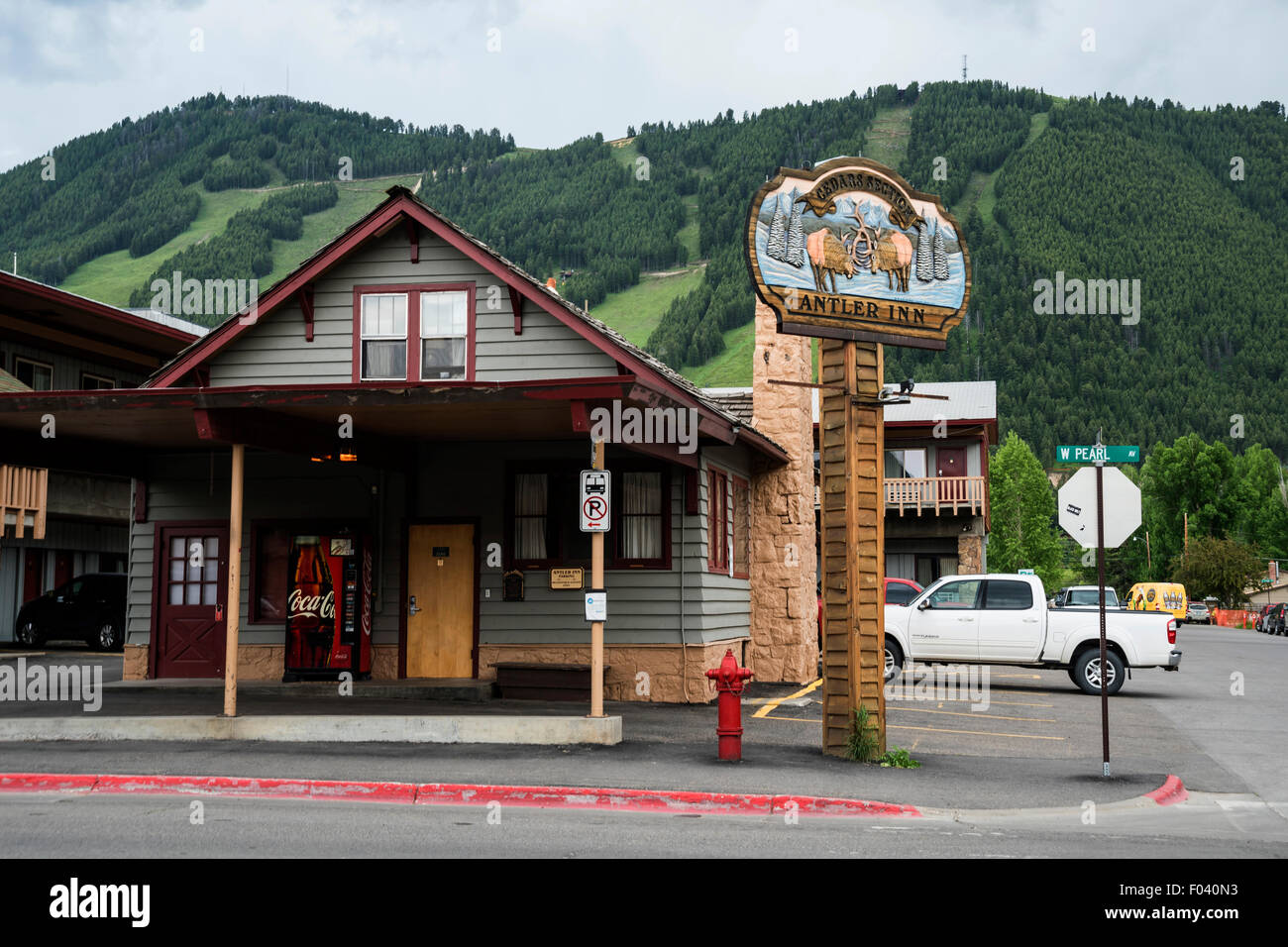 Ein gemütliches Geweih Inn Hotel auf dem Hintergrund der lokalen Schweizer Berge, Jackson, Wyoming, USA Stockfoto