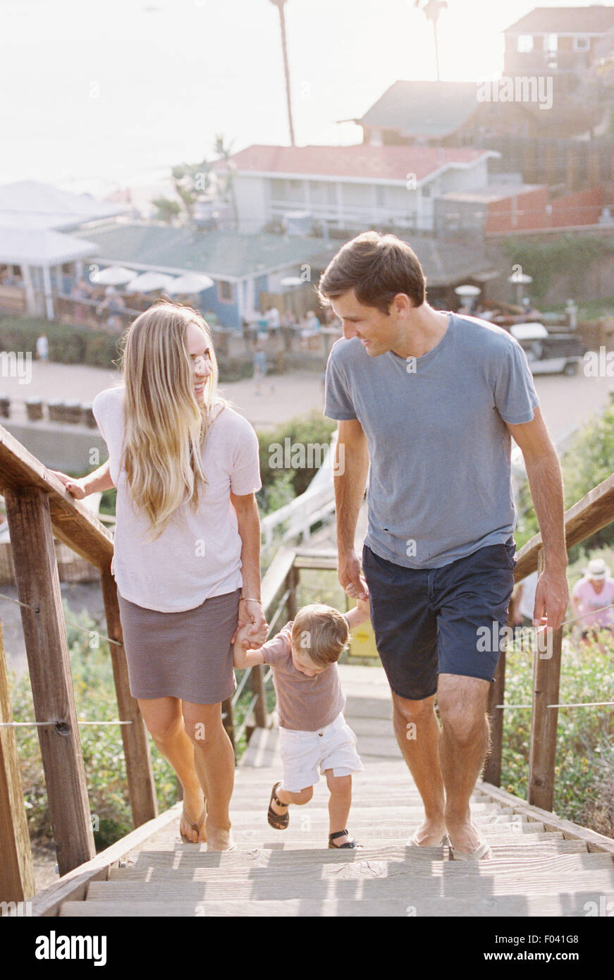 Paar, Hand in Hand mit ihrem jungen Sohn, eine Treppe hinauf wandern. Stockfoto