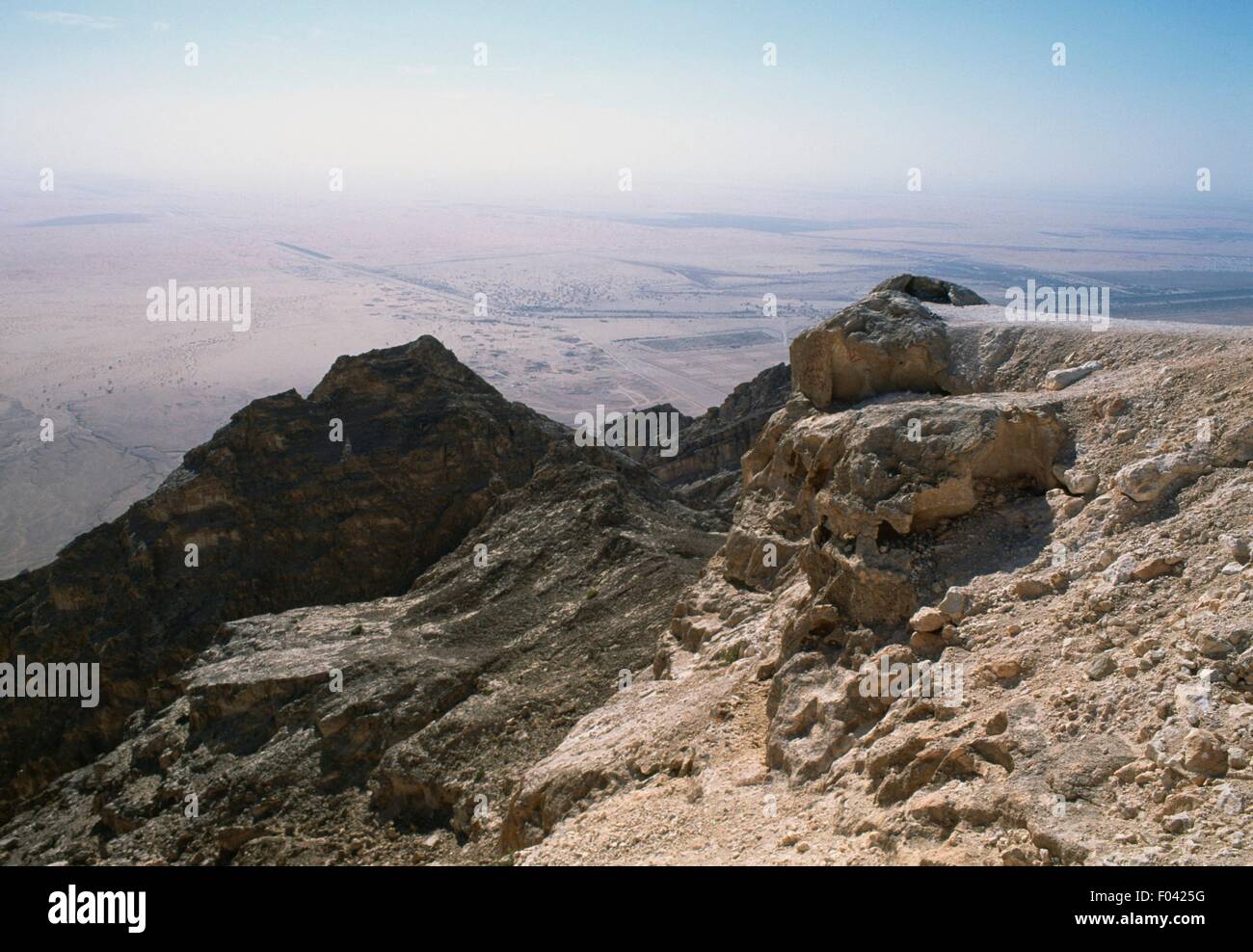 Wüstenlandschaft von Jebel Hafeet, in der Nähe von Al Ain, Abu Dhabi, Vereinigte Arabische Emirate. Stockfoto