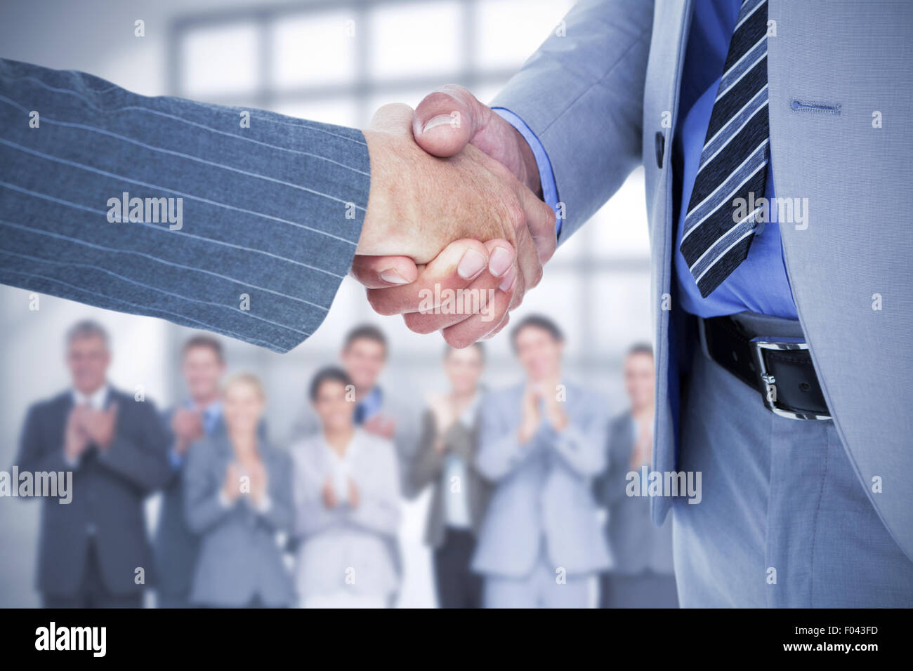 Zusammengesetztes Bild des Kaufmanns Händeschütteln mit einem co-worker Stockfoto