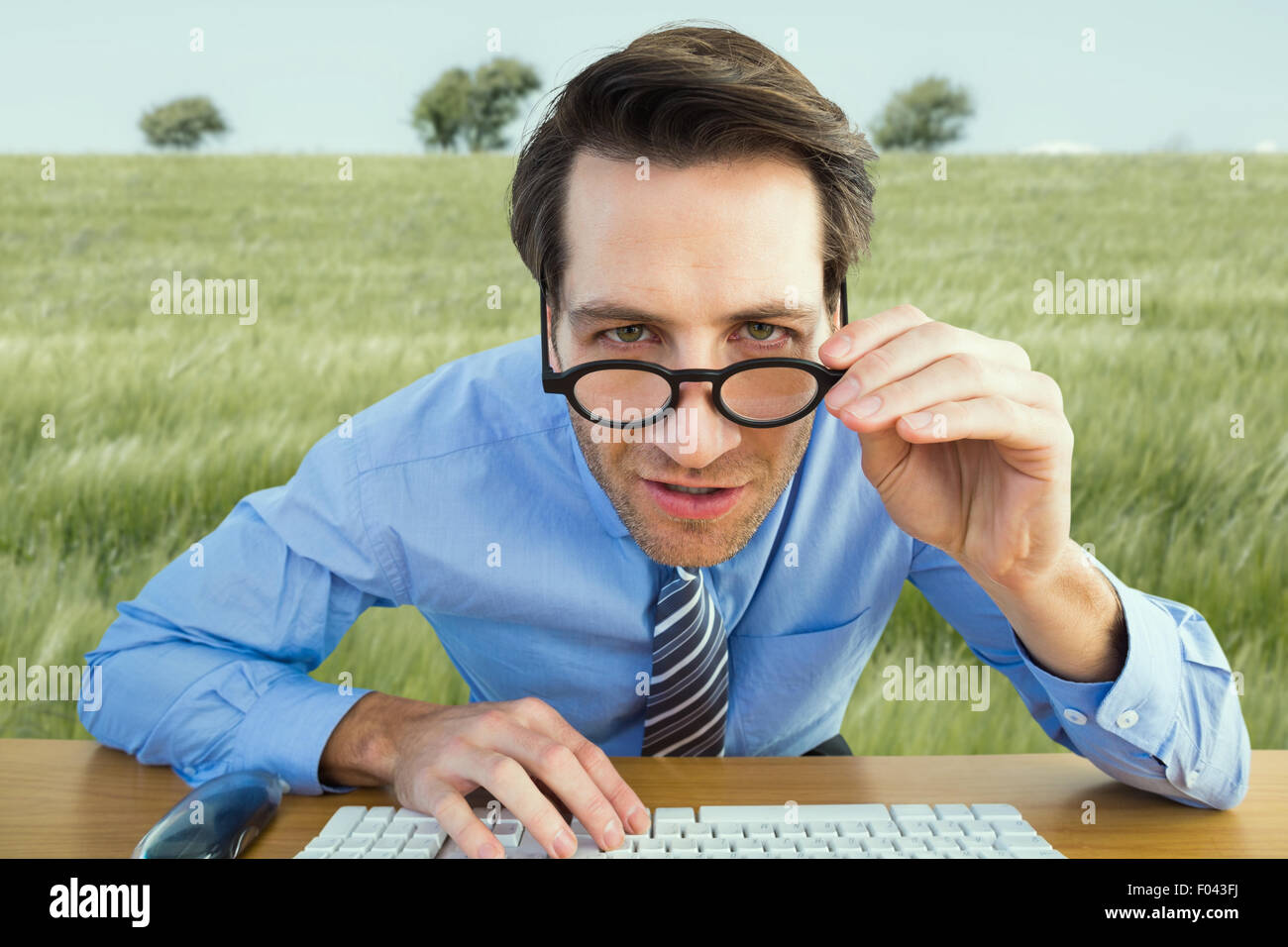 Zusammengesetztes Bild des fokussierten Geschäftsmann hält seine Brille Stockfoto