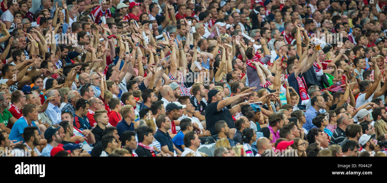 München, Deutschland. 5. August 2015. Eine Laola-Welle in den Audi Cup Drittplatzierten Play-off zwischen AC Milan und Tottenham Hotspur in München, Deutschland, 5. August 2015. Foto: MARC Müller/DPA/Alamy Live-Nachrichten Stockfoto