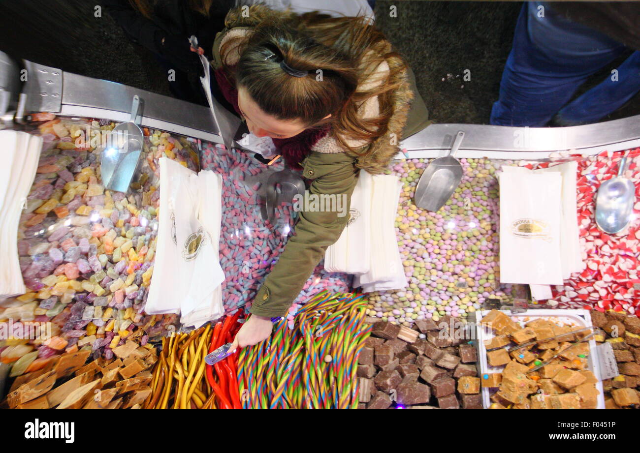Menschen lesen süße Leckereien auf einen Süßwaren-Stand auf Weihnachtsmarkt Lincoln, Lincolnshire England UK Stockfoto