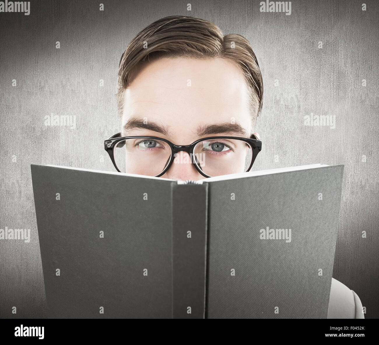 Zusammengesetztes Bild geeky Mannes Blick auf Buch Stockfoto