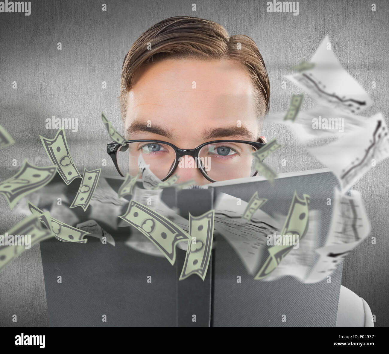 Zusammengesetztes Bild geeky Mannes Blick auf Buch Stockfoto