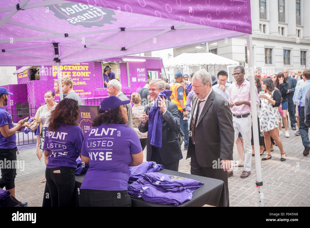 New York, USA. 6. August 2015. Festschrift T-shirts an der New York Stock Exchange während der Planet Fitness-Börsengang auf Donnerstag, 6. August 2015 verteilt.  Der Budget-Health-Club erstellt eine Karnevalsatmosphäre rund um ihre IPO mit Musik, Unterhaltung und kostenlose T-shirts. Das Unternehmen plant, von 1000 bis 4000 Franchise in einen unbestimmten Zeitraum hinweg gehen. Bildnachweis: Richard Levine/Alamy Live-Nachrichten Stockfoto