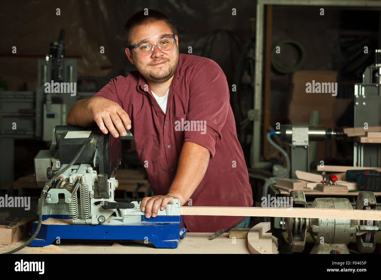 Porträt von glücklich professionellen Tischler an seinem Arbeitsplatz. Stockfoto