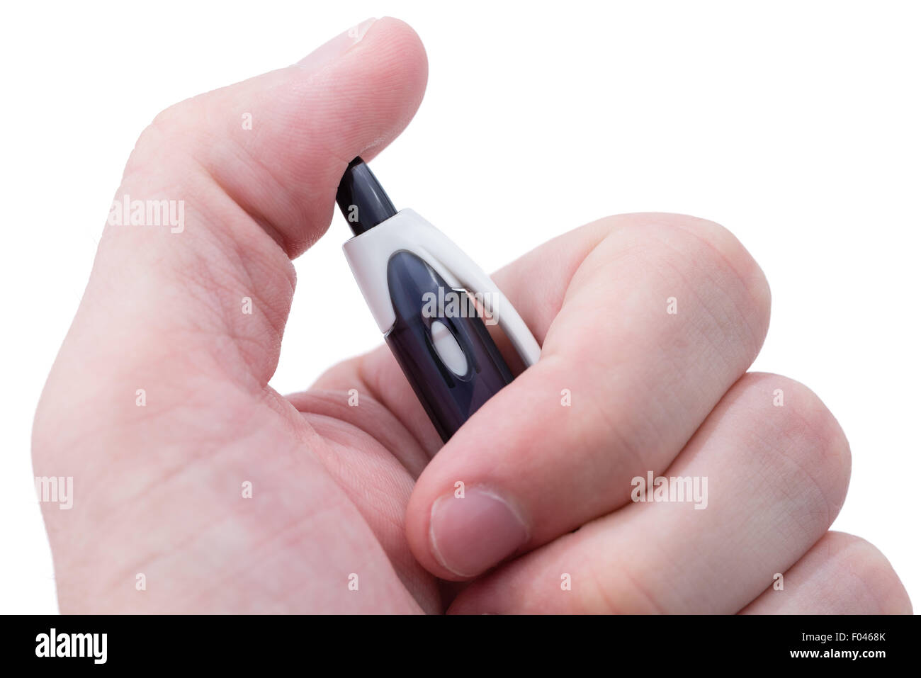Eine Makroaufnahme eines Mannes Hand klicken auf einem schwarzen Kugelschreiber. Stockfoto