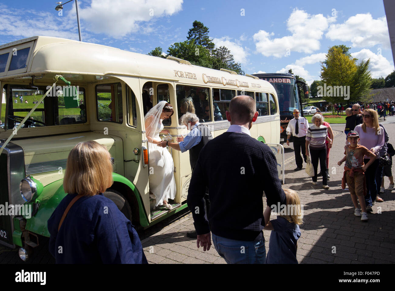 Lake Windermere, Cumbria, UK. 6. August 2015. UK-Wetter: Nachmittagssonne & Touristen in Bowness Bay am Lake Windermere einschließlich just married Braut auf dem Weg für eine Kreuzfahrt-Rezeption auf Windermere Lake Cruises Schiff. Bowness Molenkopf im Oldtimerbus zu posieren für Fotos Credit angekommen: Gordon Shoosmith/Alamy Live News Stockfoto