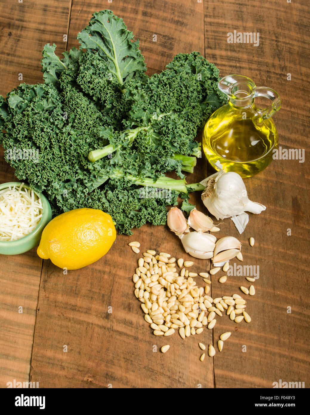 Kale Pinienkernen und Knoblauch für Grünkohl-pesto Stockfoto