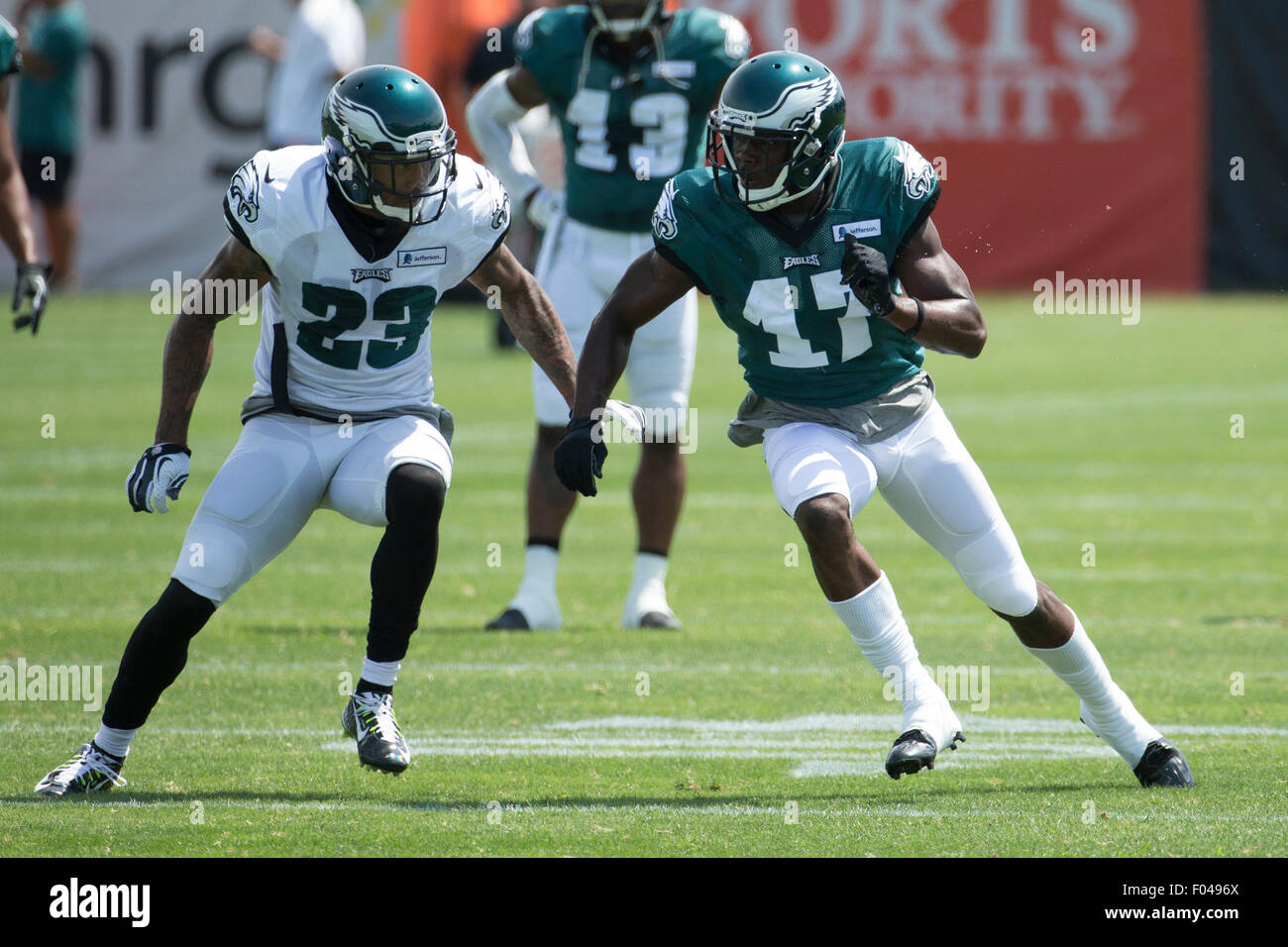 Philadelphia, Pennsylvania, USA. 6. August 2015. Philadelphia Eagles Wide Receiver Nelson Agholor (17) läuft Bohrer gegen Cornerback Nolan Carroll (23) während des Trainingslagers am NovaCare Komplex in Philadelphia, Pennsylvania. Christopher Szagola/CSM/Alamy Live-Nachrichten Stockfoto