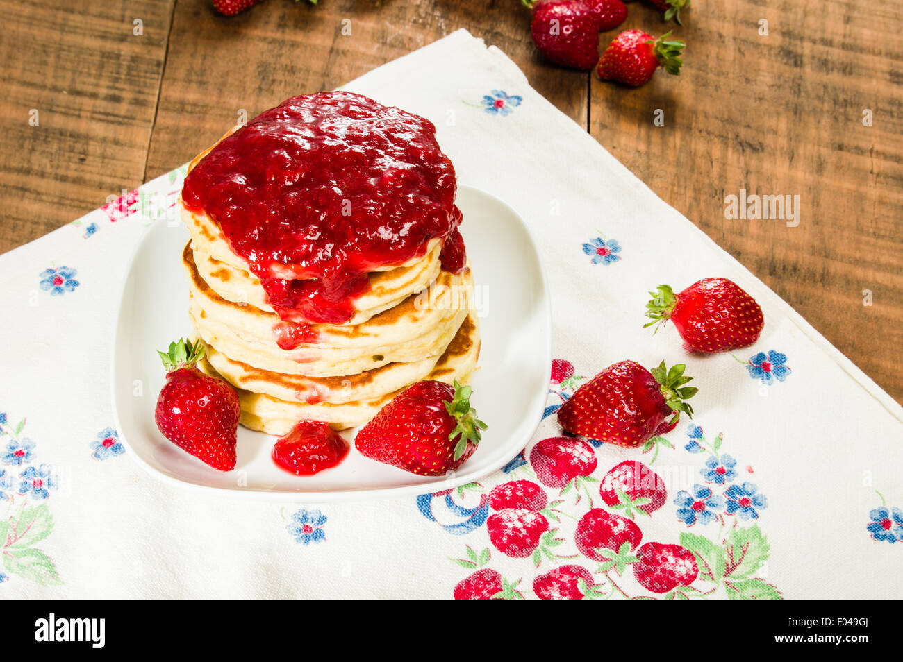 Stapel von Pfannkuchen auf Teller mit Erdbeeren Stockfoto