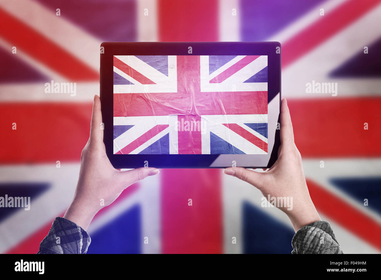 Person, die Aufnahme des United Kingdom of Great Britain Flag mit digitalen Tablet-Computer, Vintage-Ton Rückwirkung Stockfoto