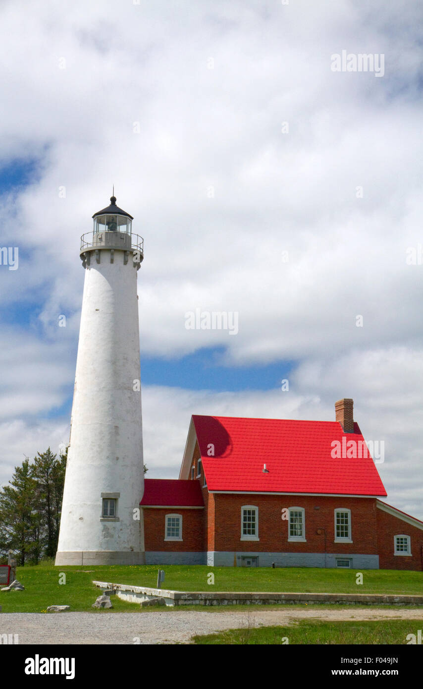 Tawas Point Lighthouse befindet sich am Lake Huron in East Tawas, Michigan, USA. Stockfoto
