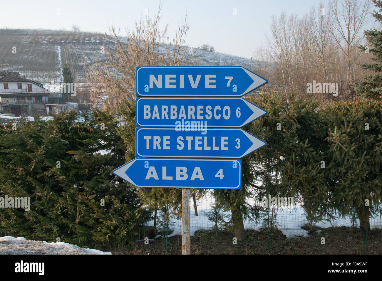 Straßenschilder, Piemont, Italien, Panorama über die Weinberge des Piemonts: Langhe Roero und Monferrato in der Liste der UNESCO Stockfoto