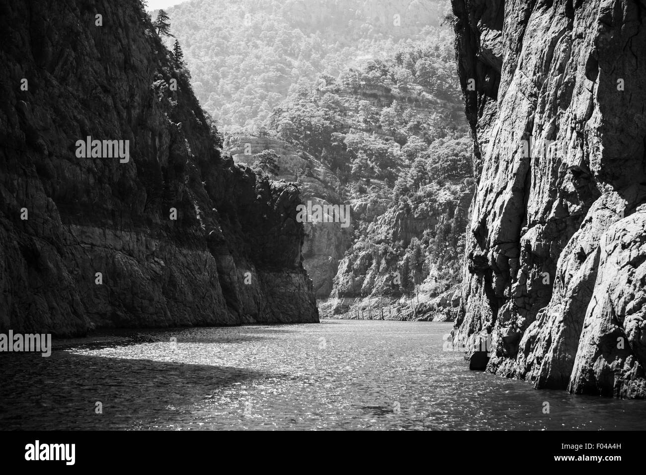 Felsen von Green Canyon See in der Türkei, schwarz / weiß Foto Stockfoto