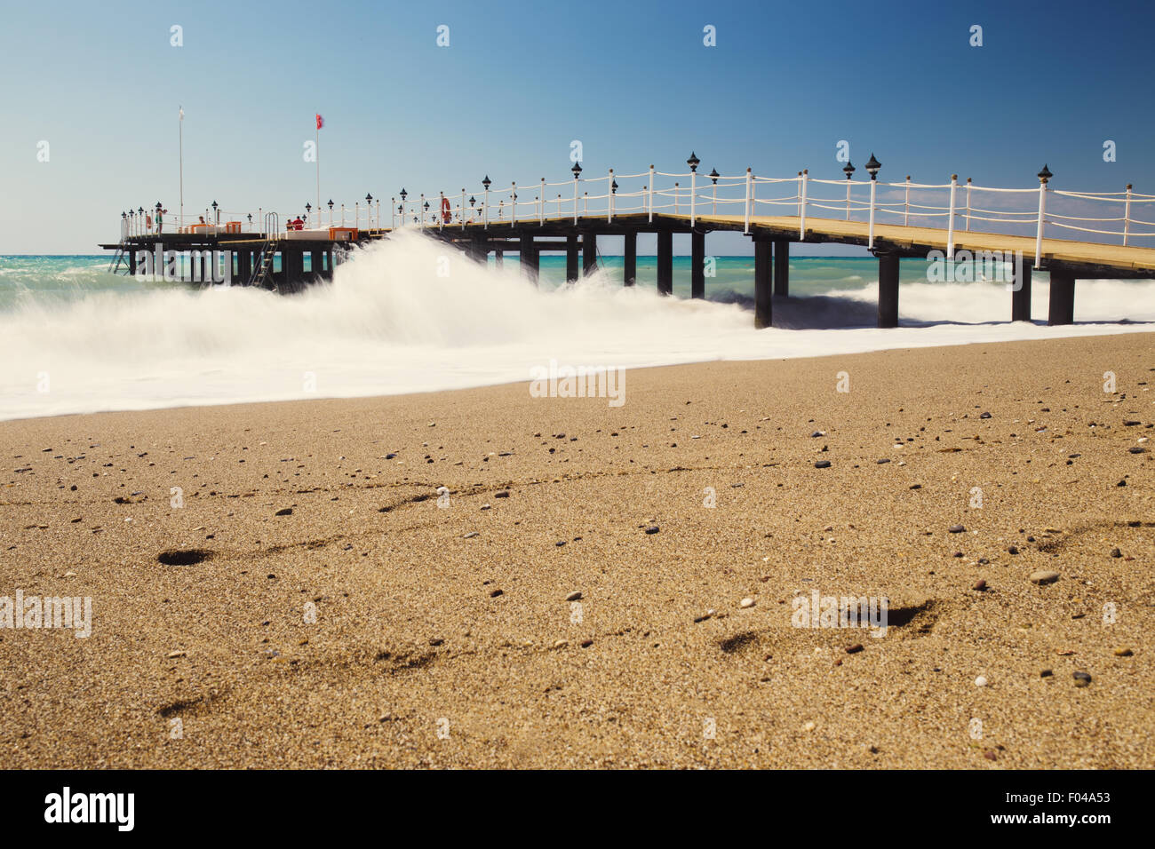 Alte hölzerne Pier über dem See-Ufer, getönten Foto Stockfoto