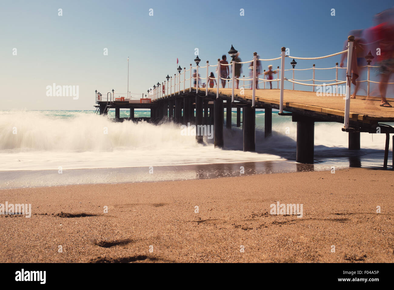 Alte hölzerne Pier über dem See-Ufer, getönten Foto Stockfoto
