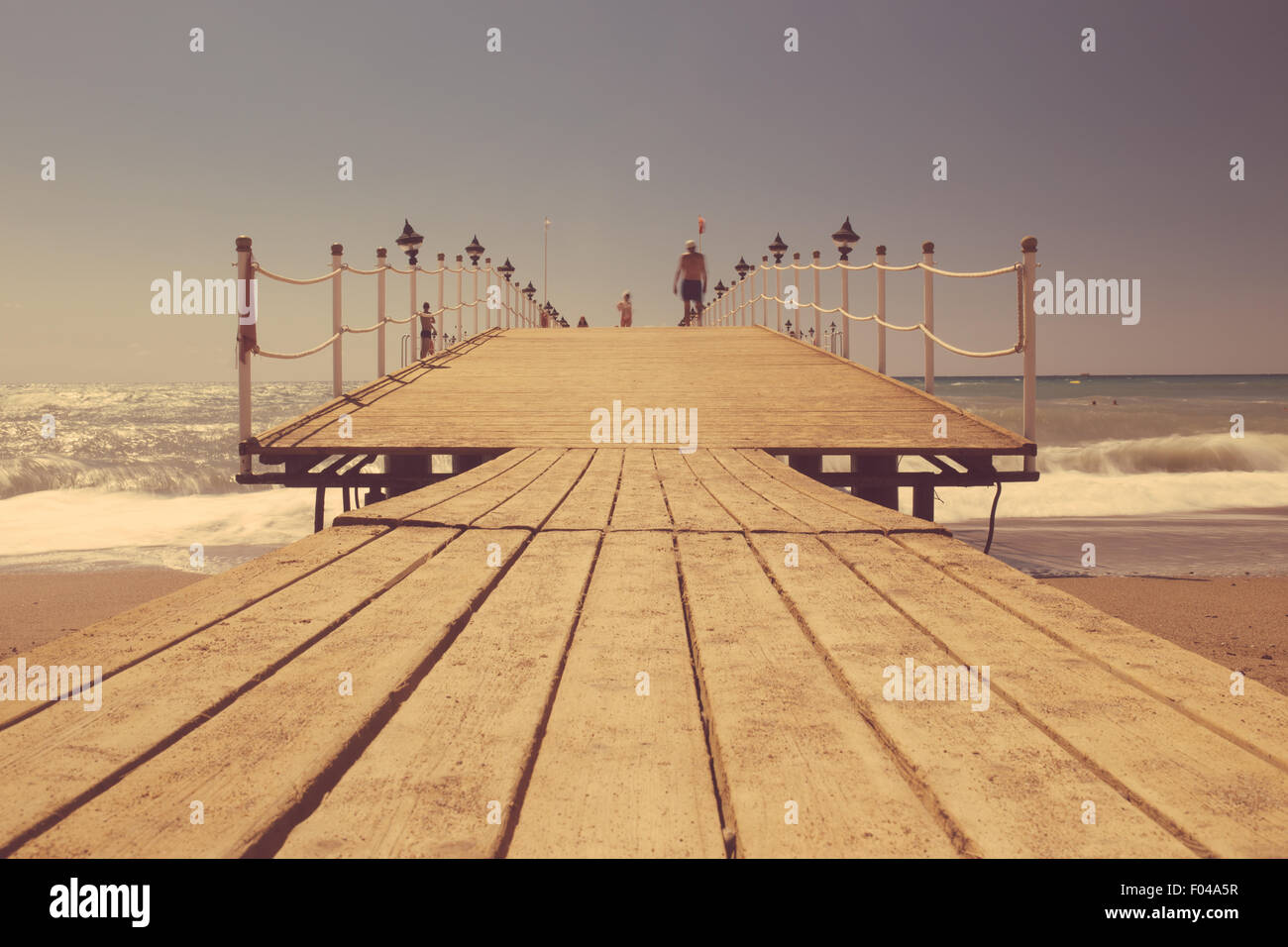 Alte hölzerne Pier über dem See-Ufer, getönten Foto Stockfoto