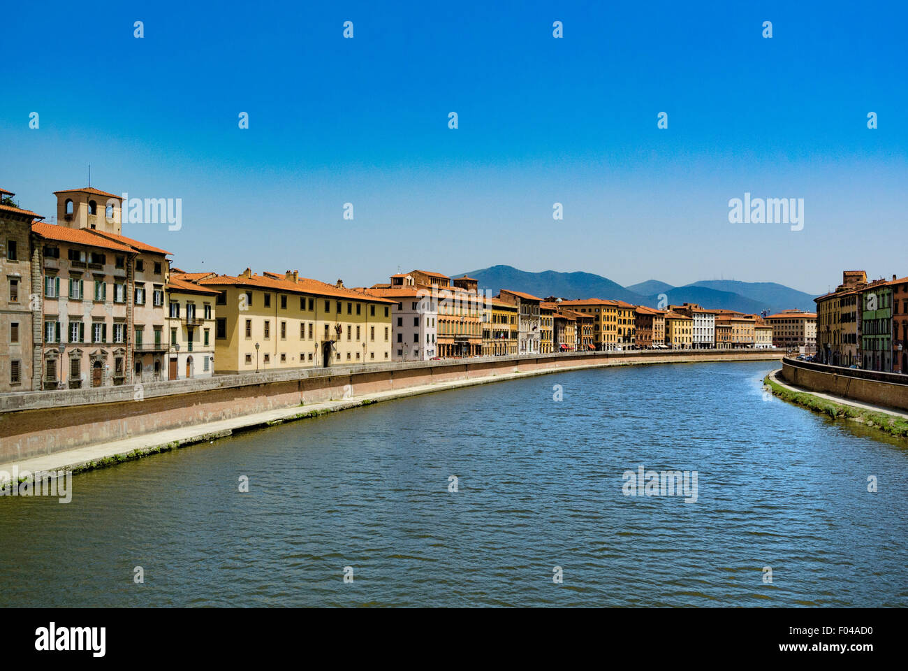 Der Fluss Arno fließt durch Pisa, Italien Stockfotografie - Alamy