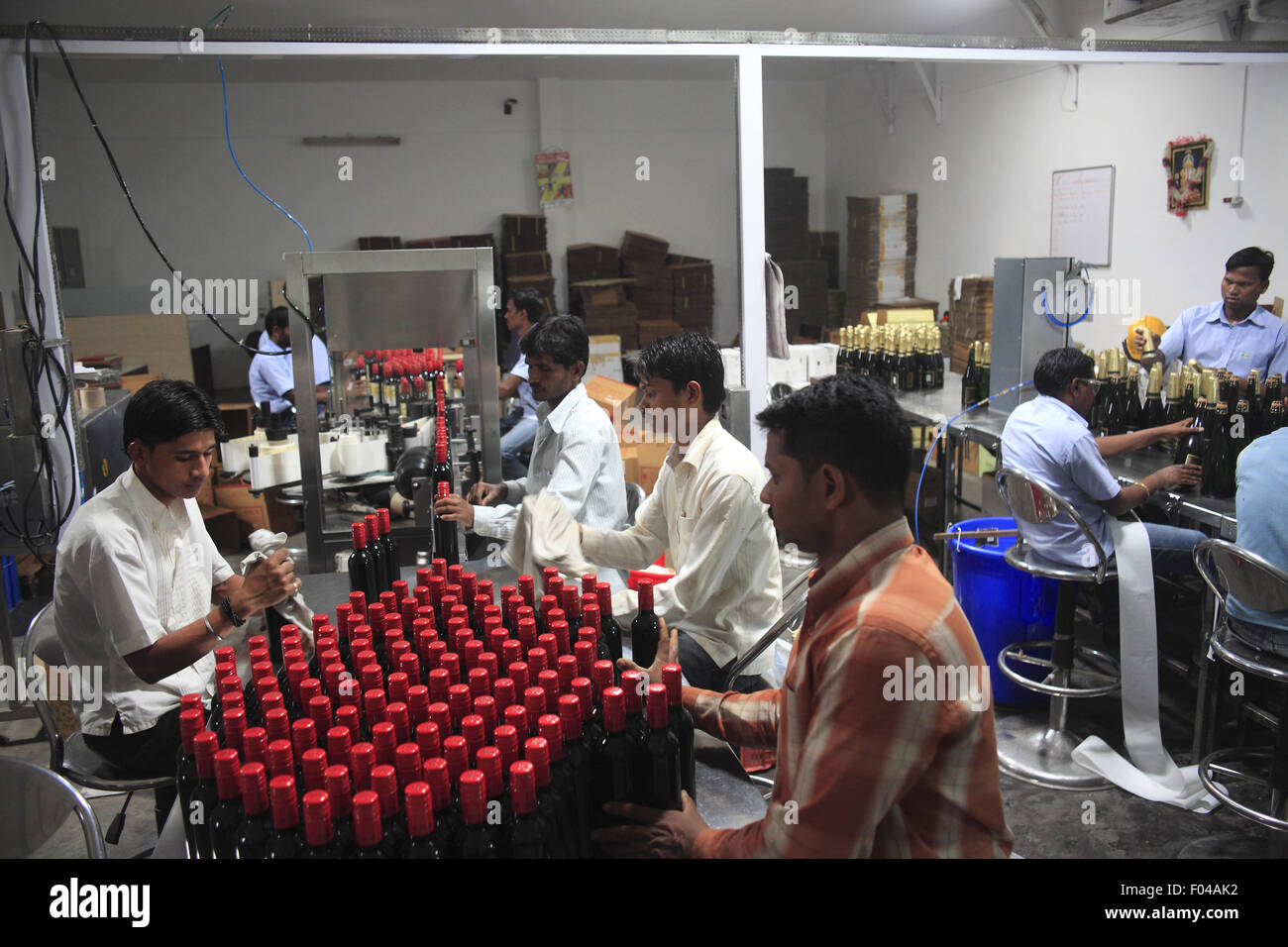 Nasik, Maharashtra, Indien. 26. April 2013. 26. April 2013: Nasik, Indien. Arbeitnehmer bei der Arbeit im Bereich Verpackung in Sula Vineyards in Nasik.Sula Weinbergen ist Indiens beliebteste Weingut. Aus bescheidenen Anfängen im Jahr 1999 entwickelte Sula Weinberge zu einer Welt-Klasse-Weingut mit einem Marktanteil von mehr als 70 % in Indien. Der westliche indische Stadt Nashik gilt als "Wein Hauptstadt Indiens". Der insgesamt 79 Weingüter des Landes hat Nashik allein 34. Die berühmten Weingüter in Nasik gehören Sula, Chateau Dori, Zampa, York & N.D. Weine. © Subhash Sharma/ZUMA Draht/Alamy Live-Nachrichten Stockfoto