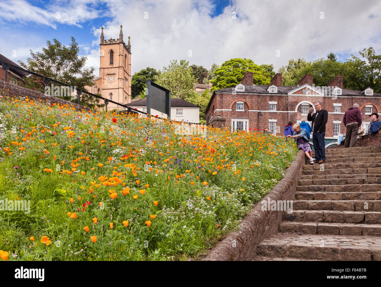 Touristen zu sammeln, in der Nähe der Eisenbrücke in das Dorf von Ironbridge, Shropshire, England Stockfoto