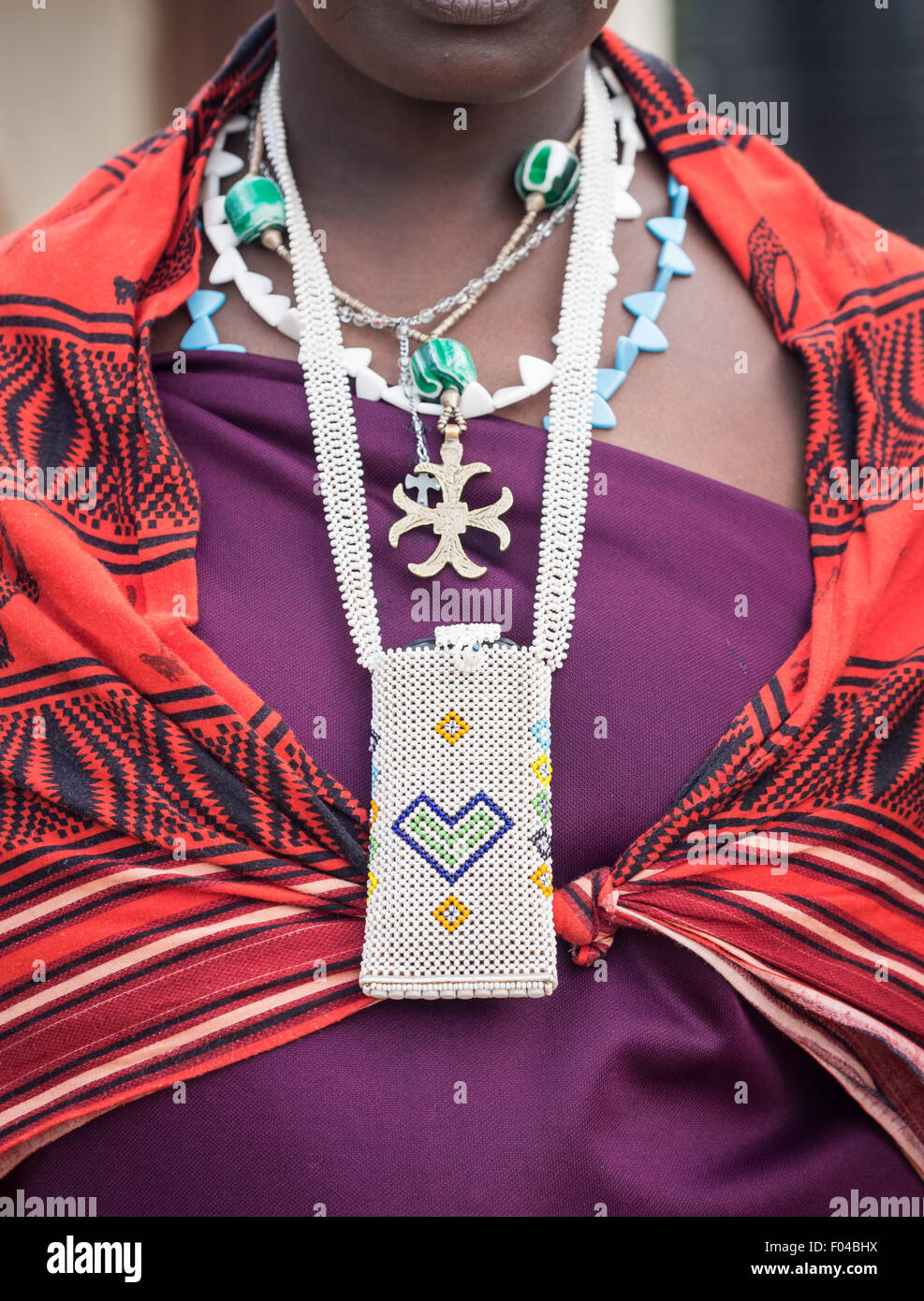 Perlen Telefon Fall zusammen mit traditionellen Halsketten getragen von einem Massai-Frau in Tansania, Afrika. Stockfoto