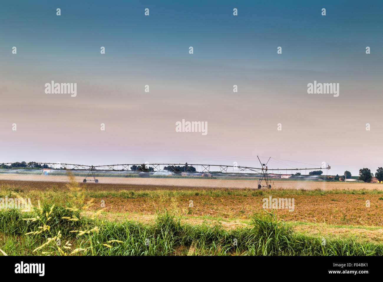 Bewässerung-Systeme in der modernen Landwirtschaft - der moderne Maschinenpark für die Bewässerung, die im Zusammenhang mit alten Bewässerungskanäle ermöglichen effektiveres Management von Wasser Stockfoto