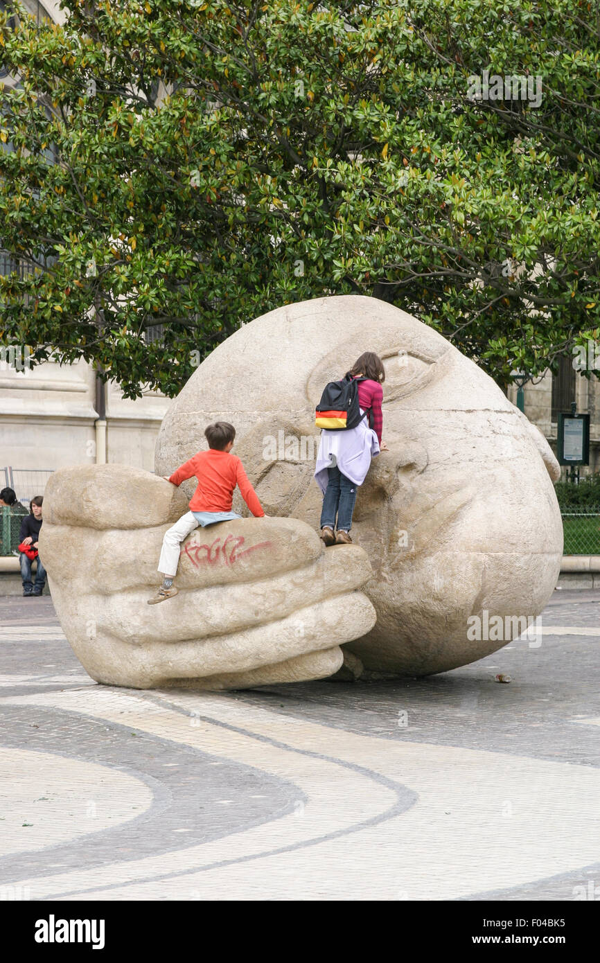 L'ECOUTE VON HENRI DE MILLER, PARIS, FRANKREICH - CA. 2009.  Ein siebzig Tonnen abstrakte Skulptur eines Kopfes ruht auf einer hand Stockfoto