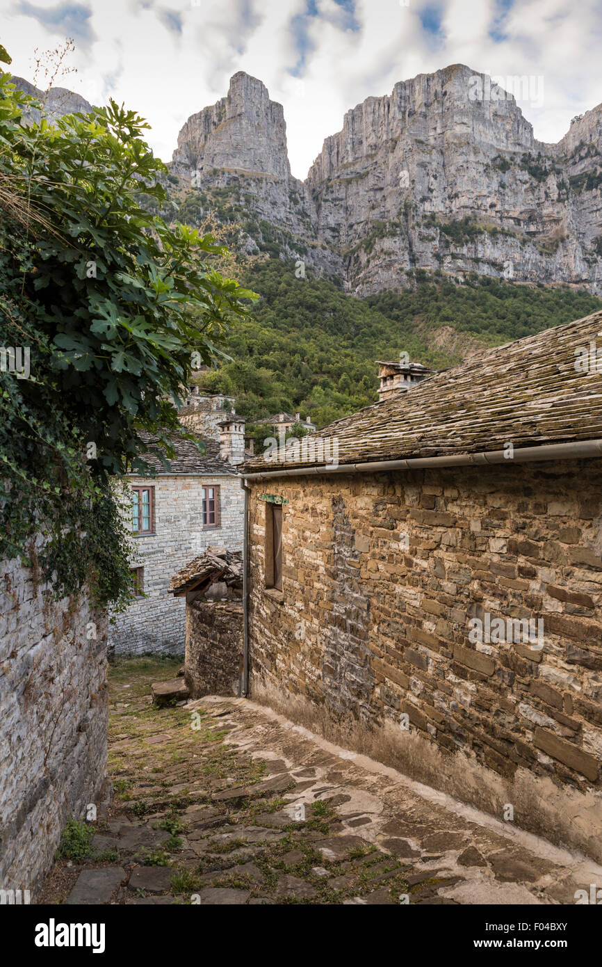 Stone Village der Vitsa in Zagoria, Griechenland mit Pindos Berge im Hintergrund Stockfoto