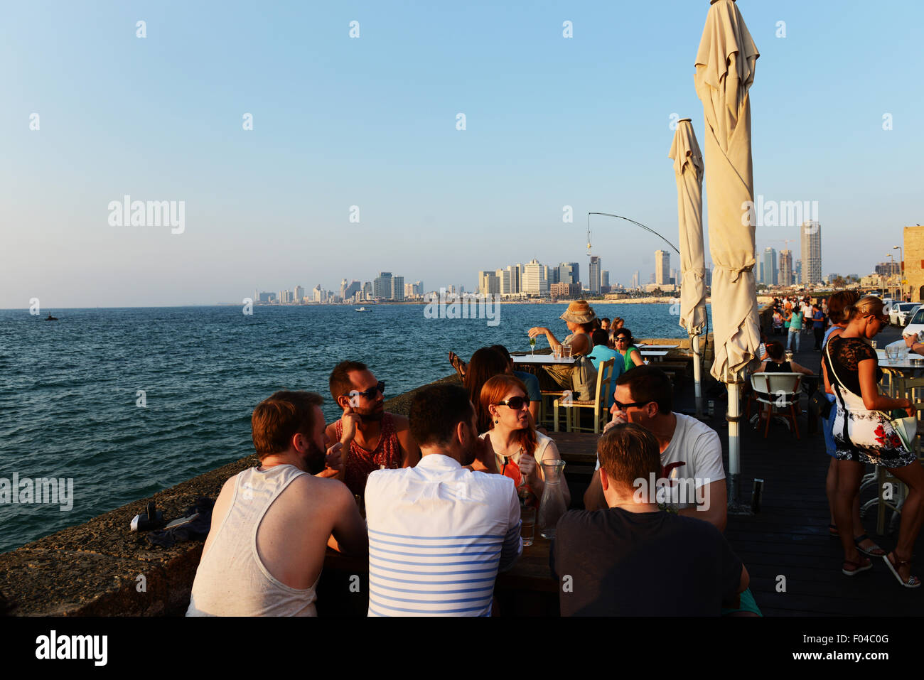 Freunde, trinken und genießen den Blick auf Tel Aviv und das Mittelmeer. Stockfoto