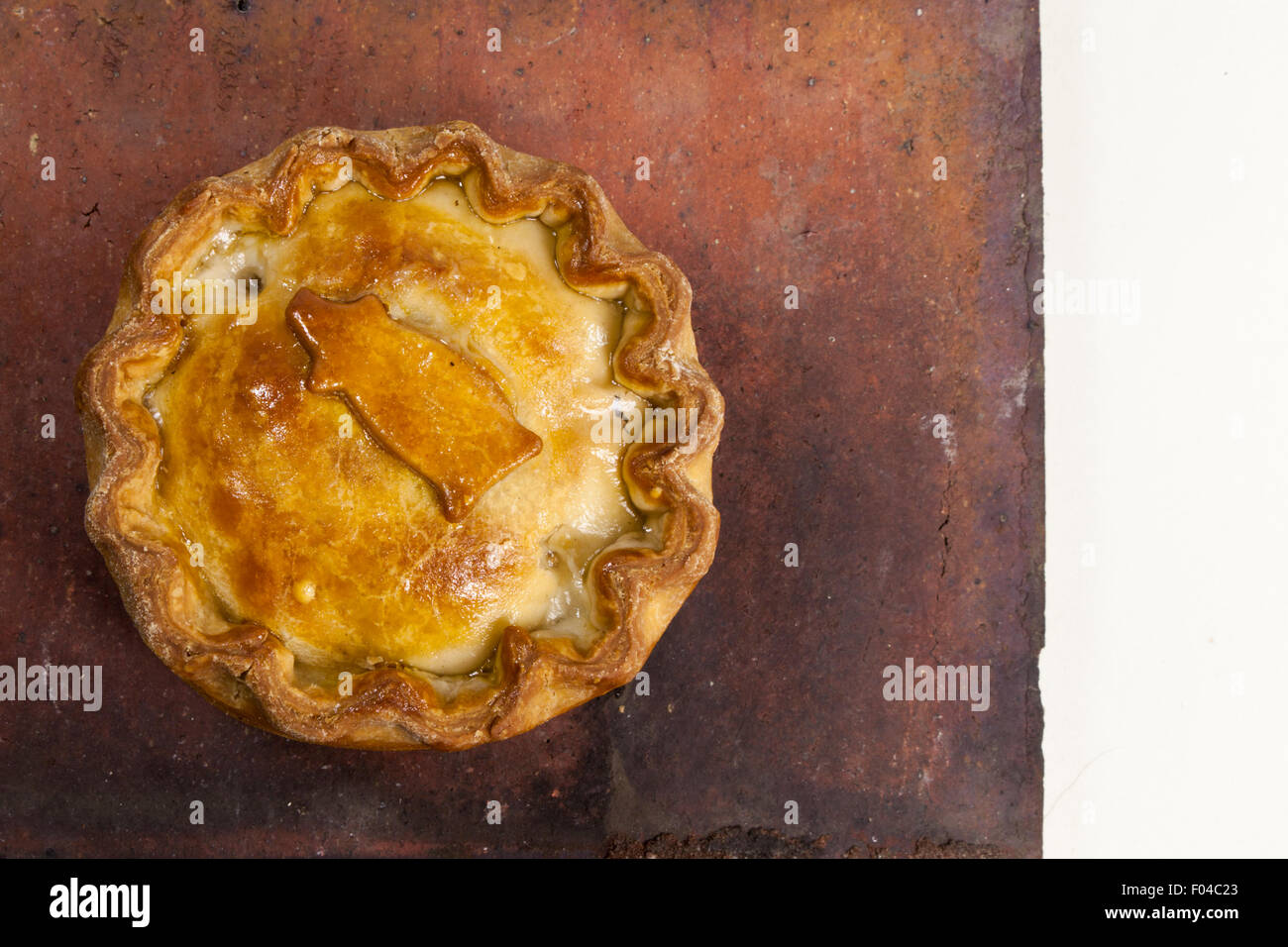Pork Pie auf einem roten Fliesen Stockfoto