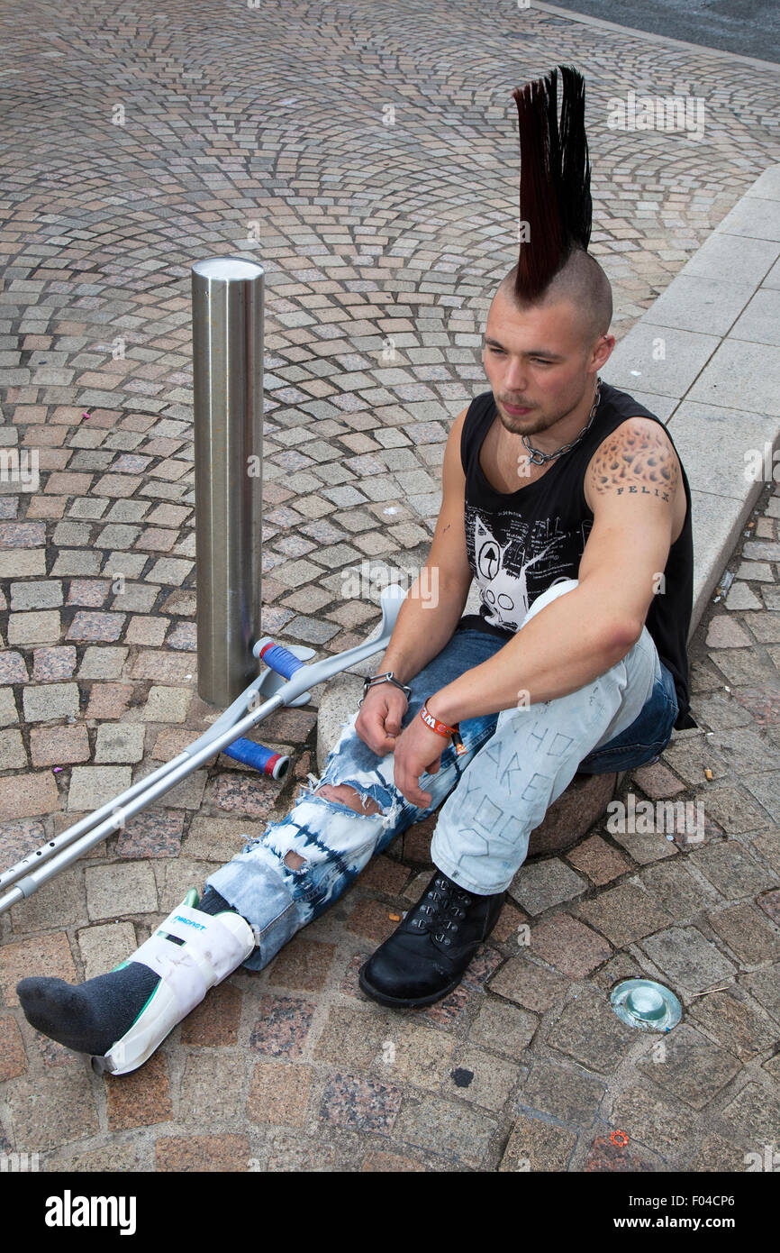 Punks mit mohican Mohican gefärbt Frisur bei Blackpool, Lancashire, UK. 7. Aug 2015. Verletzte Jay Bohn aus Oslo am Punk Rebellion Festival im Winter Gardens. Ein Zusammenprall der Kulturen an der berühmten küstenstadt Blackpool als Punks die Teilnahme an der jährlichen Rebellion Festival im Winter Gardens kommen Schulter mit traditionellen Urlauber zu schultern. Credit: MediaWorldImages/Alamy leben Nachrichten Stockfoto