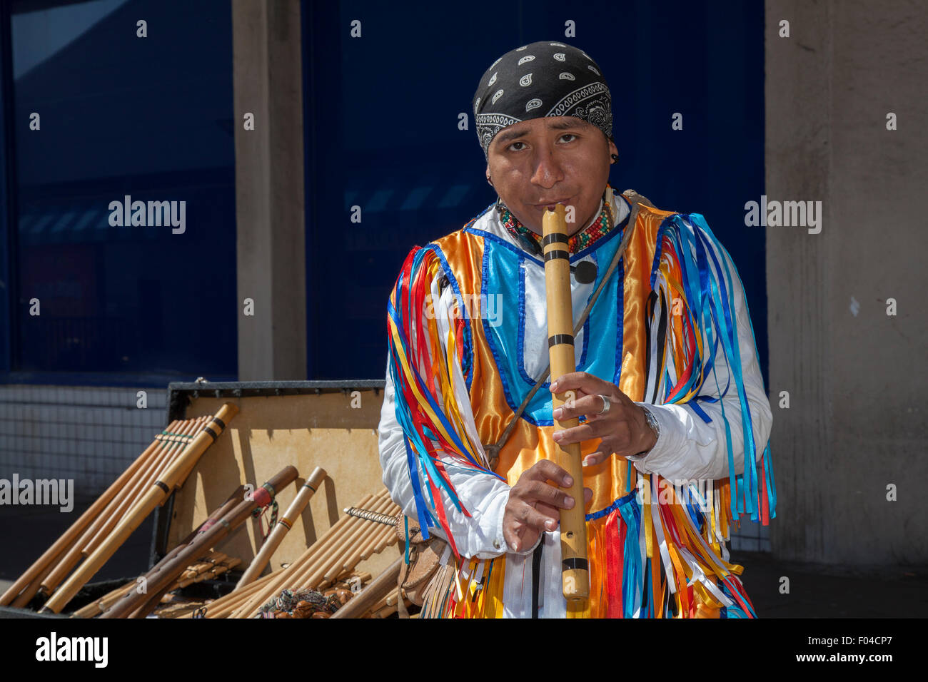 Fremde Street Aztec Flöte Musiker in Nationalkostüm, die südamerikanische Instrumente spielen. Seelenmusiker Busker, Pfeifeninstrument, Musik, Flöte spielen, pfeifen, Musical, Pan, Sound, Bambusblasen, indisch, peruanische, ethnische, einheimische, Pfannenpfeife, Menschen in traditioneller Tracht in Blackpoool, Großbritannien Stockfoto
